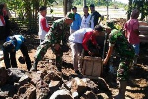 Mahasiswa Muhamadiyah Bantu TMMD 98 